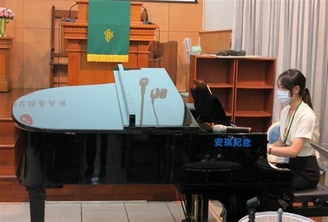 嘉義高工一年級的洪姍妤演奏《大魚》。(移民署嘉義市服務站提供)