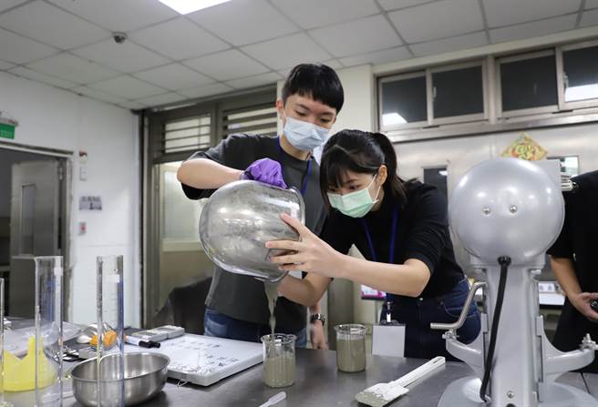 台湾科技大学营建系学生团队组队参加水泥砂浆竞赛。(台科大提供／李侑珊台北传真)
