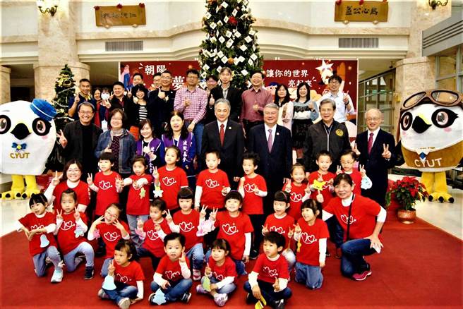 朝陽科大與波錠基金會發起圓夢樹活動，實現雲林家扶弱勢兒童的耶誕願望，廣受好評。(朝陽科大提供／林欣儀台中傳真)