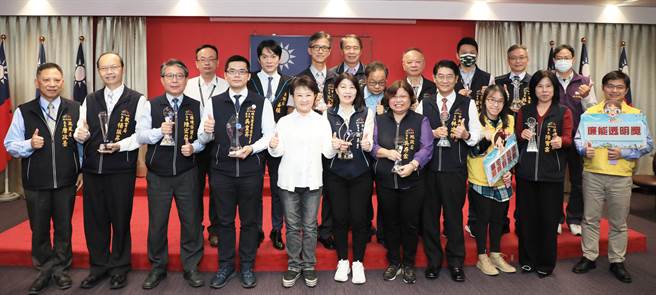 市长卢秀燕今天颁奖表扬各获奖机关，各机关积极推动行政透明化，具体落实「阳光政治」的施政理念，创造台中市优质行政环境。（陈世宗摄）