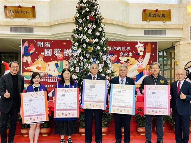 300張耶誕心願卡，希望找尋更多圓夢天使一起幫助家扶兒童。(朝陽科大提供／林欣儀台中傳真)
