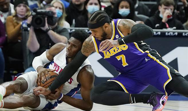 甜瓜似乎想防范对方衝出(美联社资料照)