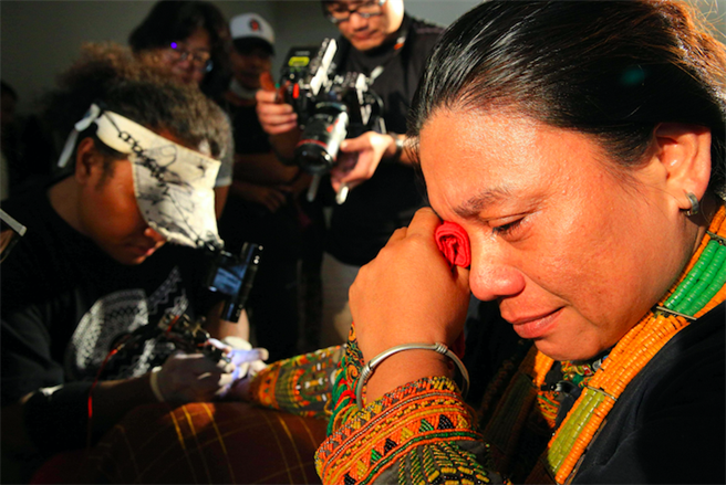 纹手仪式上只见廖莉华头目痛得冷汗直冒，但仍强忍泪水。（牵猴子提供）