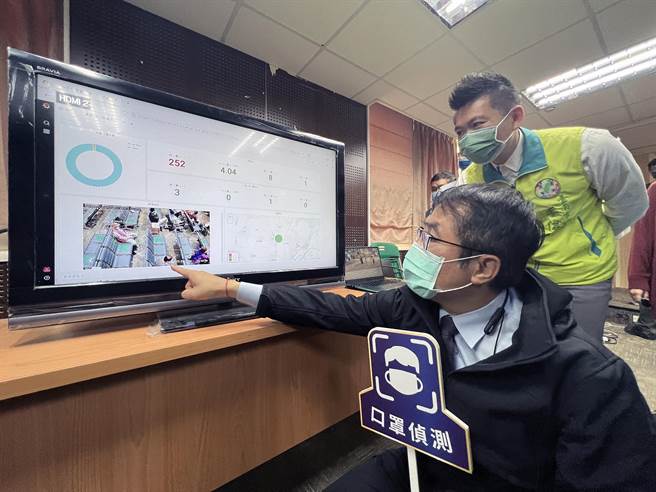 台南市長黃偉哲觀看AI平台模型偵測成果。（洪榮志攝）