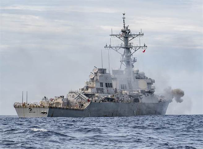 阿利伯克级（Arleigh Burke Class）驱逐舰「米利厄斯」号（USS Milius，DDG 69）2019年11月24日在南海的实战军演中，发射127毫米口径Mark-45型主炮的画面。（美国海军）