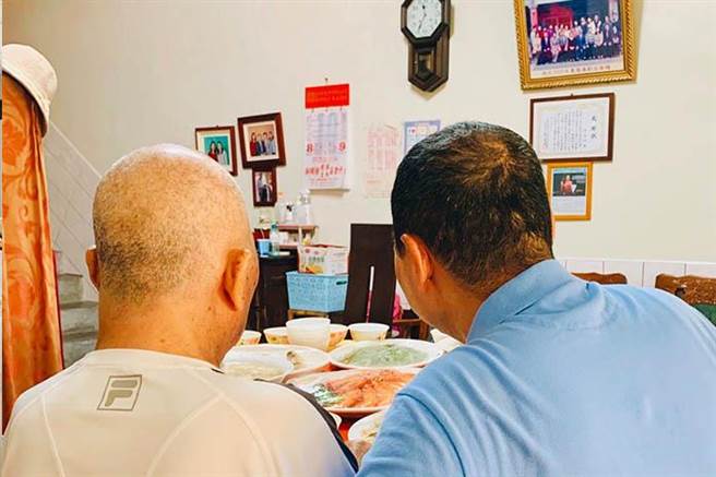 新北市市長侯友宜去年8月曾刊出他與父親的背影。（圖／取自侯友宜臉書）