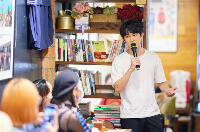 林暉閔與粉絲暢談甚歡。（寰亞傳媒集團提供）