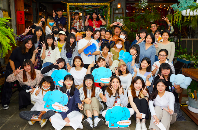 林暉閔與粉絲開心合照。（寰亞傳媒集團提供）