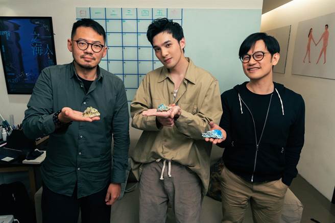 黄伟晋送上象徵海与山的晶矿给陈建骐与葛大为作为答谢。（爱贝克思提供）