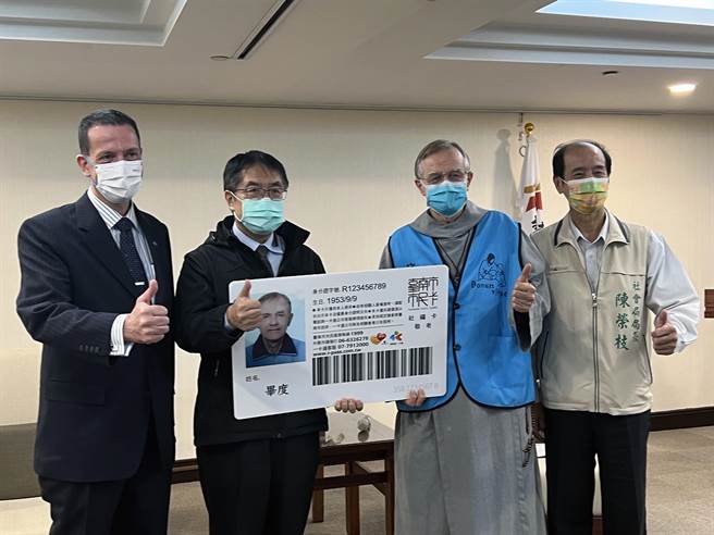 台南市長黃偉哲（左二）與歐洲在台商務協會執行長何飛逸（左一）共同發出首張敬老卡給在台南住了20多年的畢度神父（右二）。（洪榮志攝）