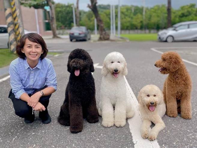 县议员张美慧（左）争取一处毛小孩活动筋骨好去处。（张美慧提供）