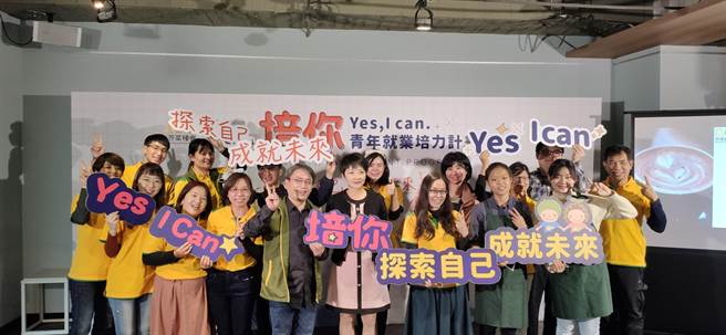 受到疫情影響，以往比較多年輕人願意從事的服務業減少進用，甚至資遣，因此洽詢訓練班的青年增加。（林良齊攝）