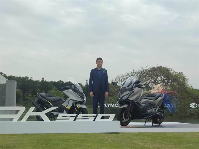 23日KYMCO國際米蘭車展展前記者會，率先米蘭車展前，在國內曝光全新改款的AK550，全新設計的外型與許多高科技配備，端出滿滿牛肉吸引車友目光。(吳建輝攝)