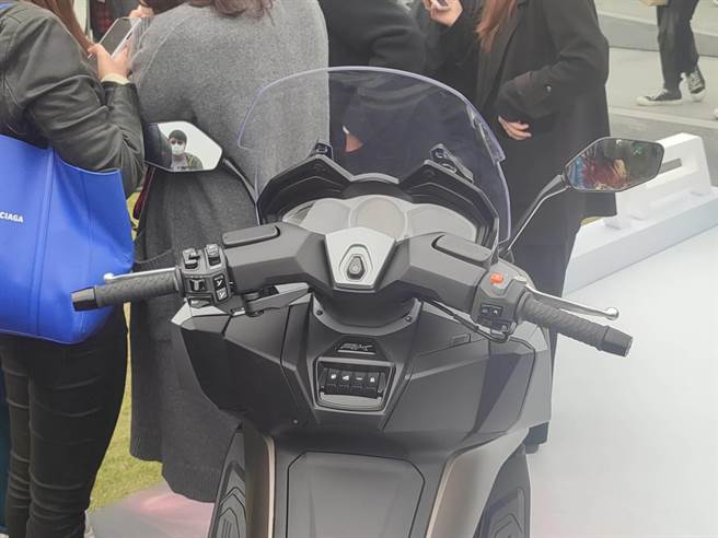 23日KYMCO國際米蘭車展展前記者會，率先米蘭車展前，在國內曝光全新改款的AK550，全新設計的外型與許多高科技配備，端出滿滿牛肉吸引車友目光。(吳建輝攝)