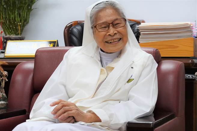 辅导收容人50年的修女潘秀娇被誉为监狱之母，台东县所有监所都曾有她的足迹。（蔡旻妤摄）