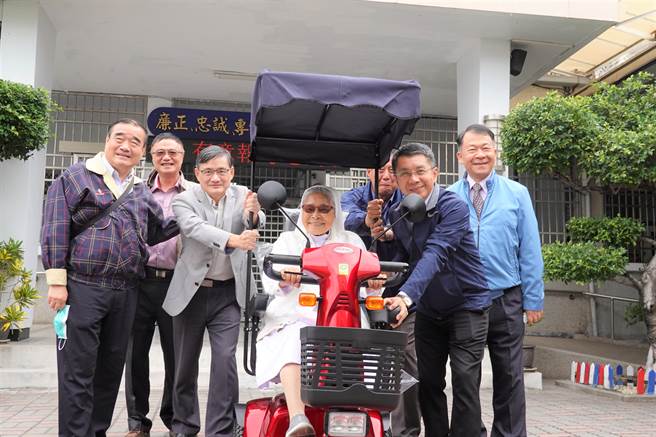 辅导收容人50年的修女潘秀娇（中）被誉为监狱之母，台东县所有监所都曾有她的足迹。（蔡旻妤摄）