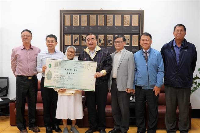 辅导收容人50年的修女潘秀娇（左三）被誉为监狱之母，台东县所有监所都曾有她的足迹。（蔡旻妤摄）