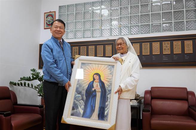 辅导收容人50年的修女潘秀娇（右）被誉为监狱之母，台东县所有监所都曾有她的足迹。（蔡旻妤摄）