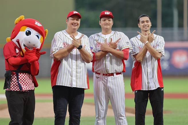 台啤英熊再度與職棒球隊味全龍合作，提供龍迷「里民」優惠價格票。（台啤英熊提供）