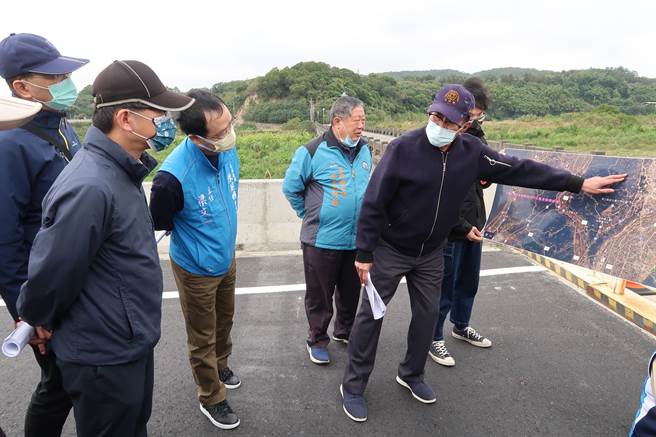 立委陈超明23日邀请公路总局等单位会勘西湖溪路堤共构第4期工程。（陈超明办公室提供／谢明俊苗栗传真）