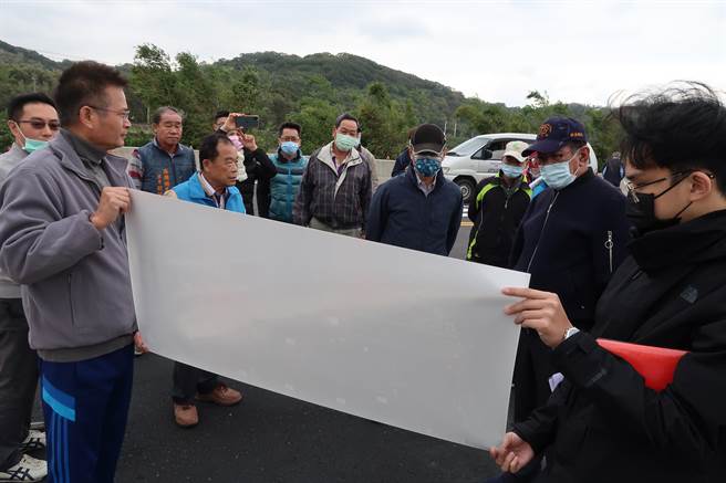 立委陈超明23日邀请公路总局等单位会勘西湖溪路堤共构第4期工程。（陈超明办公室提供／谢明俊苗栗传真）