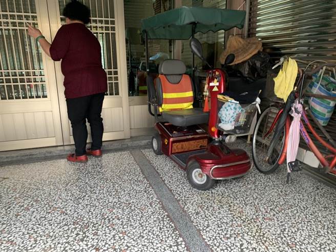 新北市长侯友宜父亲侯溪滨耆寿93岁过世，生前使用的电动车还把在家门口。（吕妍庭摄） 