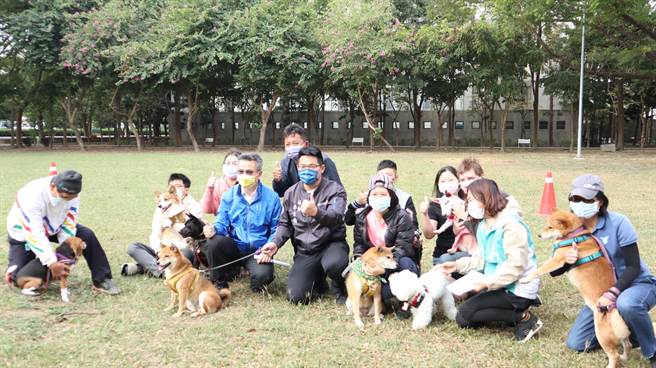 台南市議員李宗翰（前排左三）23日與在地飼養毛小孩的飼主到新營體育場，向市府爭取設置在大新營區。（張毓翎攝）