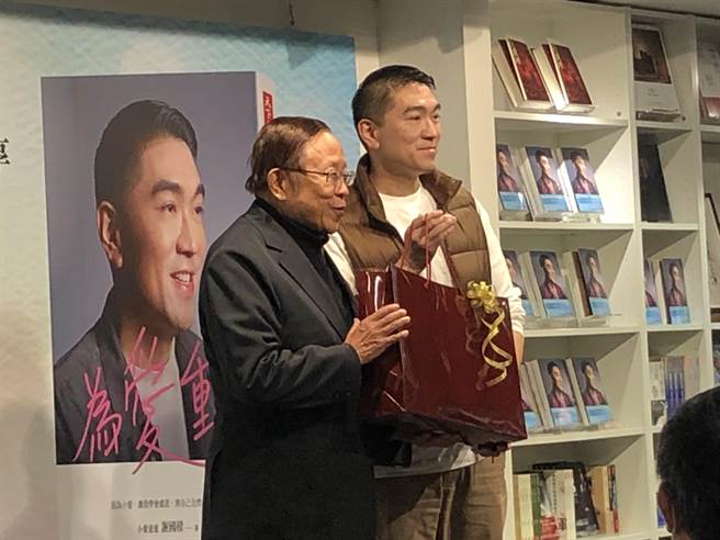 宣布参选基隆市长的国民党前立委谢国梁，今天举办《为爱重生》新书发表会。（赵婉淳摄）