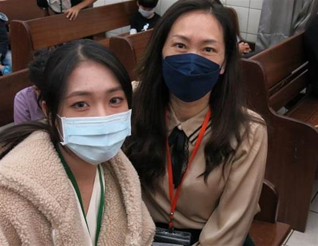 新住民周朝芬（右）栽培女兒洪姍妤（左）學琴，謝謝女兒替她圓了鋼琴夢。（移民署嘉義市站提供）