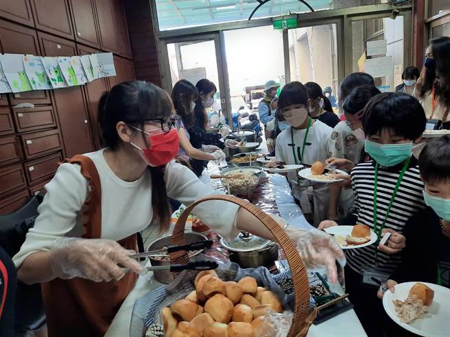 新住民及二代開心享用感恩節大餐。（移民署嘉義市站提供）