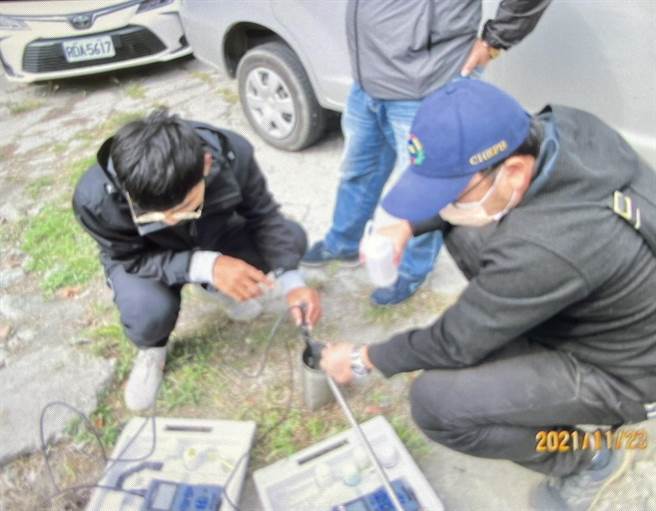 秀水鄉馬興橋與馬鳴一橋之間石笱排水水域，有數千隻魚翻肚暴斃，已散發惡臭。環保局派員勘查採檢。（彰化縣環保局提供／謝瓊雲彰化傳真）