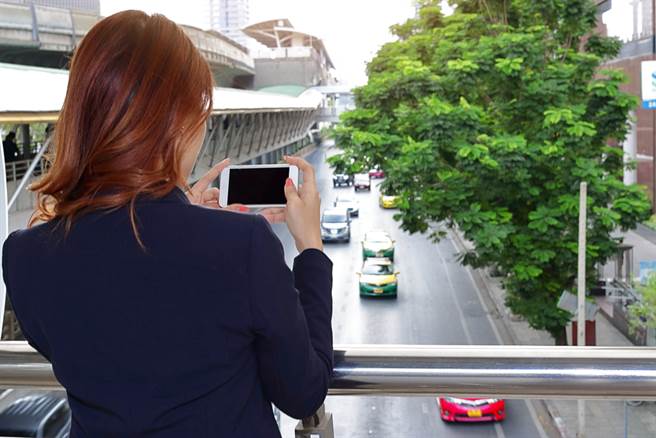 一名女研究生22日在路上抓拍民眾检举，却遇上态度不客气的路人质疑她是在做缺德之事。（示意图／Shutterstock）