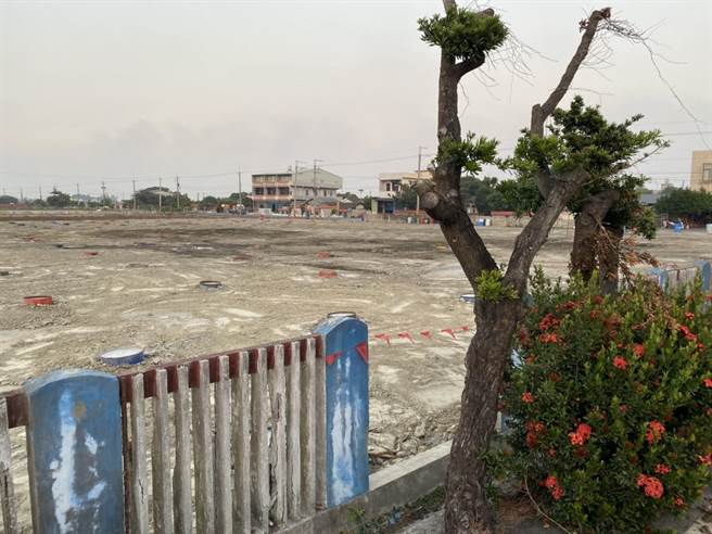 在村莊各大路口拉起白布條抗議，引發有關單位重視。(自救會提供／吳建輝彰化傳真)