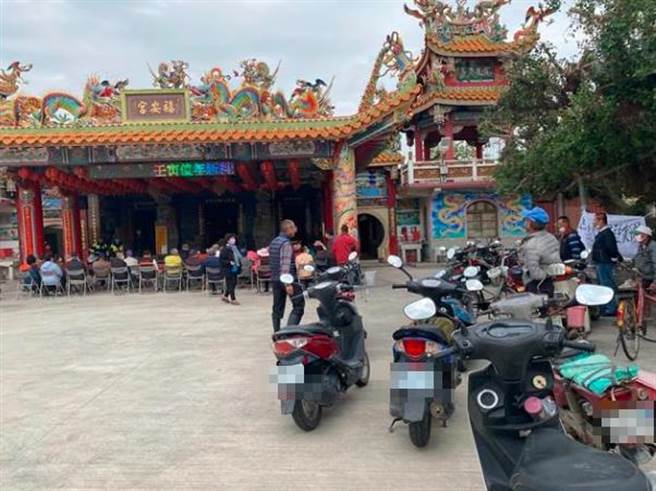 23日經濟部能源局、縣府經綠處，以及潭墘村上百位村民齊聚福安宮，村民表達立場，堅決反對太陽光電進駐潭墘。(自救會提供／吳建輝彰化傳真)