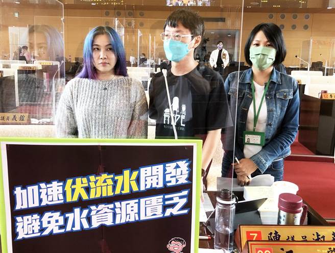 市议员江肇国(中)23日质询时，呼吁水利局积极加速伏流水开发，以备未来雨水集中造成乾旱期的不时之需。(陈世宗摄)