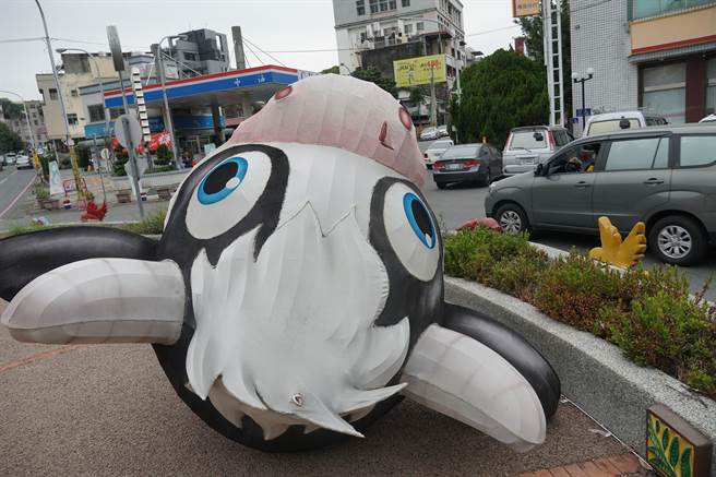 南投市圓環上的乳牛花燈造景，最近「牛頭」掉落到一旁，碩大的牛眼直盯盯的向外，每每讓路過的人嚇了一跳。（黃國峰攝）