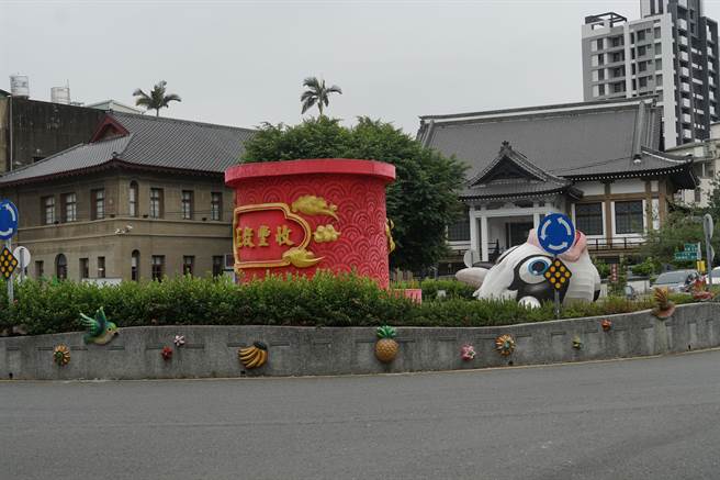 南投市圓環周圍有不少歷史建物，有民眾建議，每年都擺上卡通造型的花燈，跟環境很不搭配。（黃國峰攝）