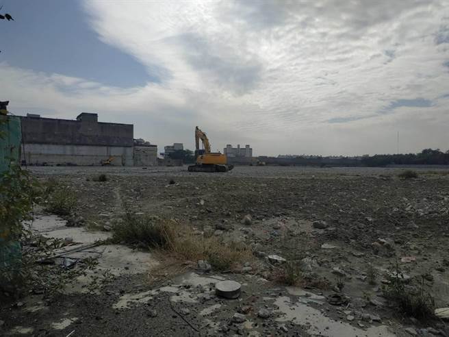 云林县北港镇万有纸厂大烟囱顺利拆除，厂区设定为乙种工业用地减少污染。（张朝欣摄）