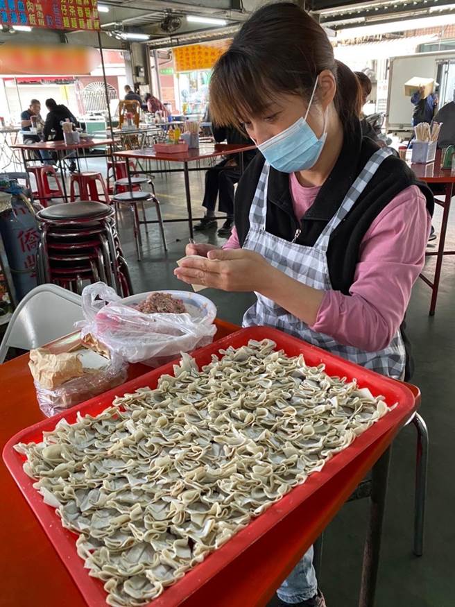 单亲妈妈林淑萍独自养家，兼差打工包水饺熬过疫情。（嘉义家扶中心提供／廖素慧嘉市传真）