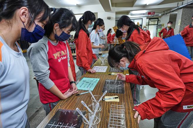 關卡「一滴即散」讓同學將不同溶液混合在格子中，觀察不同顏色的沉澱物進而推算出化合物。