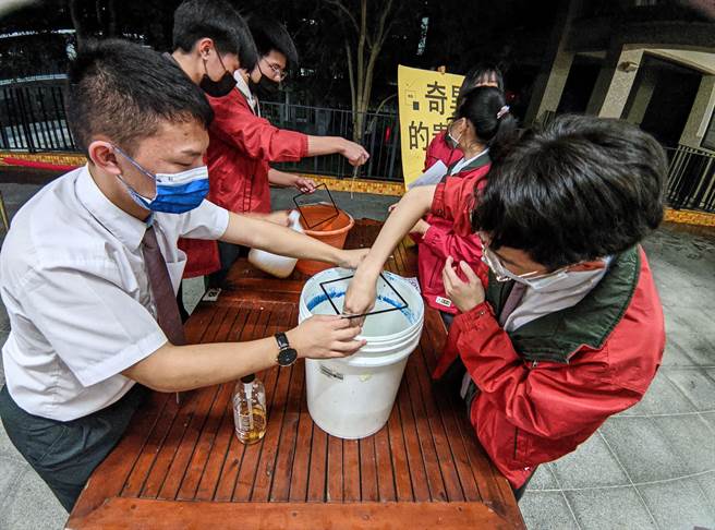 「奇異的蟲洞」傳達表面張力的概念，闖關者需小心戳破棉圈中的泡泡，使其呈現出表面張力，伸手穿進棉圈中的洞口取出桶內的乒乓球才算完成挑戰。