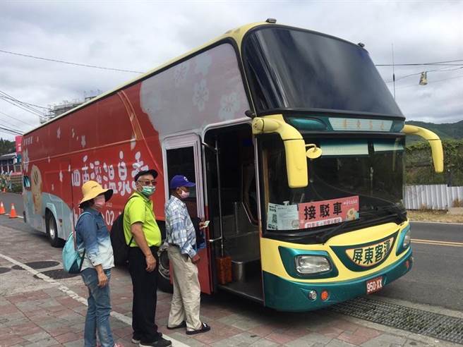 （屏东客运接驳车。图／屏东县政府提供）