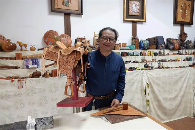 皮雕艺术家施敦仁五度进驻鹿港桂花巷艺术村成为驻村艺术家，近日以雕工细腻繁复，且技法多元的崭新创作「马鞍」夺得国际艺术赛事冠军。（谢琼云摄）
