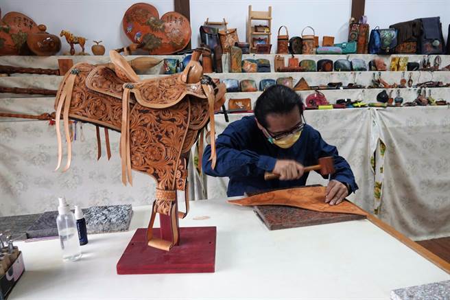皮雕艺术家施敦仁五度进驻鹿港桂花巷艺术村成为驻村艺术家，近日以雕工细腻繁复，且技法多元的崭新创作「马鞍」夺得国际艺术赛事冠军。（谢琼云摄）
