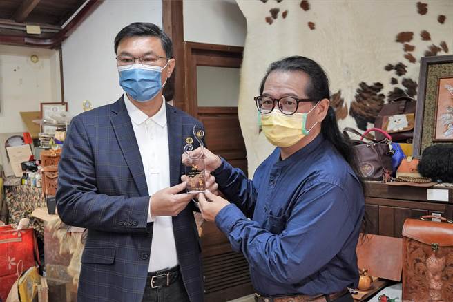 鹿港镇长许志宏(左起)前往施敦仁驻村工作室颁奖表扬，感谢他驻村期间不忘创新、创作，勇夺冠军大奖为艺术村增添光彩。（谢琼云摄）