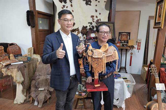 鹿港镇长许志宏(左起)前往施敦仁驻村工作室颁奖表扬，感谢他驻村期间不忘创新、创作，勇夺冠军大奖为艺术村增添光彩。（谢琼云摄）