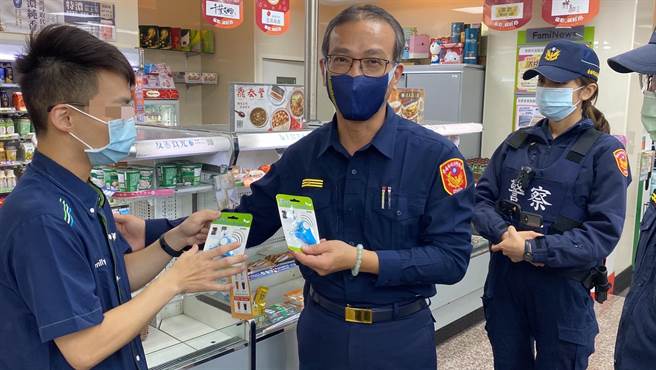 台南市警五分局分局長洪頂力(中)贈送超商店員隨身警鳴器。(警方提供／曹婷婷台南傳真)