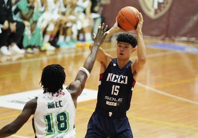 政治大學張鎮衙（右）包括4記三分球，繳出15分。（大專體總提供）