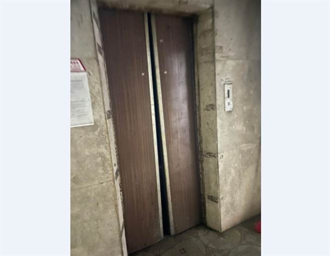 超值錢地段？一名外送員PO出訂單地點，崩壞的電梯讓他心裡發毛，看不出竟是台北市的繁華地段，連同行都透露晚上超恐怖。圖截自臉書/UberEats 台北（交流、討論區）