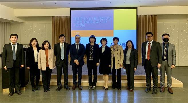 柜买中心上柜审查部副理林佩姻(中)、资诚联合会计师郑雅慧(右4)、元大证券投资银行业务副总林佩宸(右5)、臺庆科技谢明良总经理(左5)、资诚科技产业研究中心主任郑雯隆 (右1)及贵宾等，23日于新竹丰邑喜来登饭店举办「推动优质企业上柜及战略新板座谈会-带领迈向成功之路」合影。图／柜买中心提供